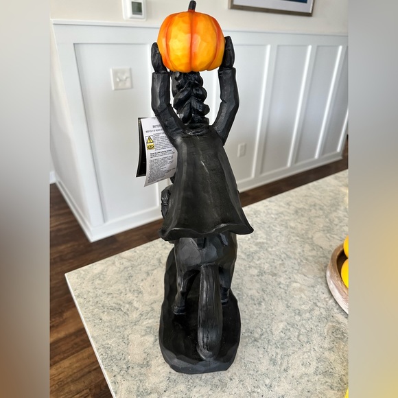 NWT Spooky Night Headless Horseman Statue. - Picture 4 of 6